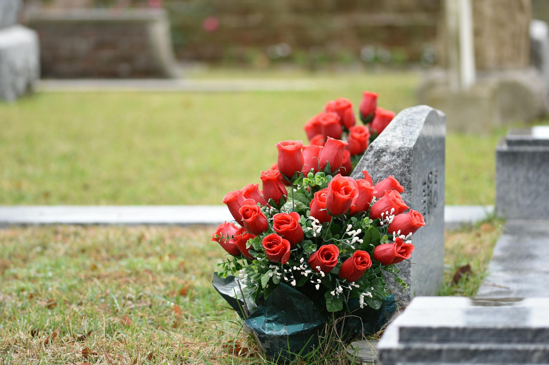 Întreținere morminte — igienizare, vopsire, curățare monumente funerare
