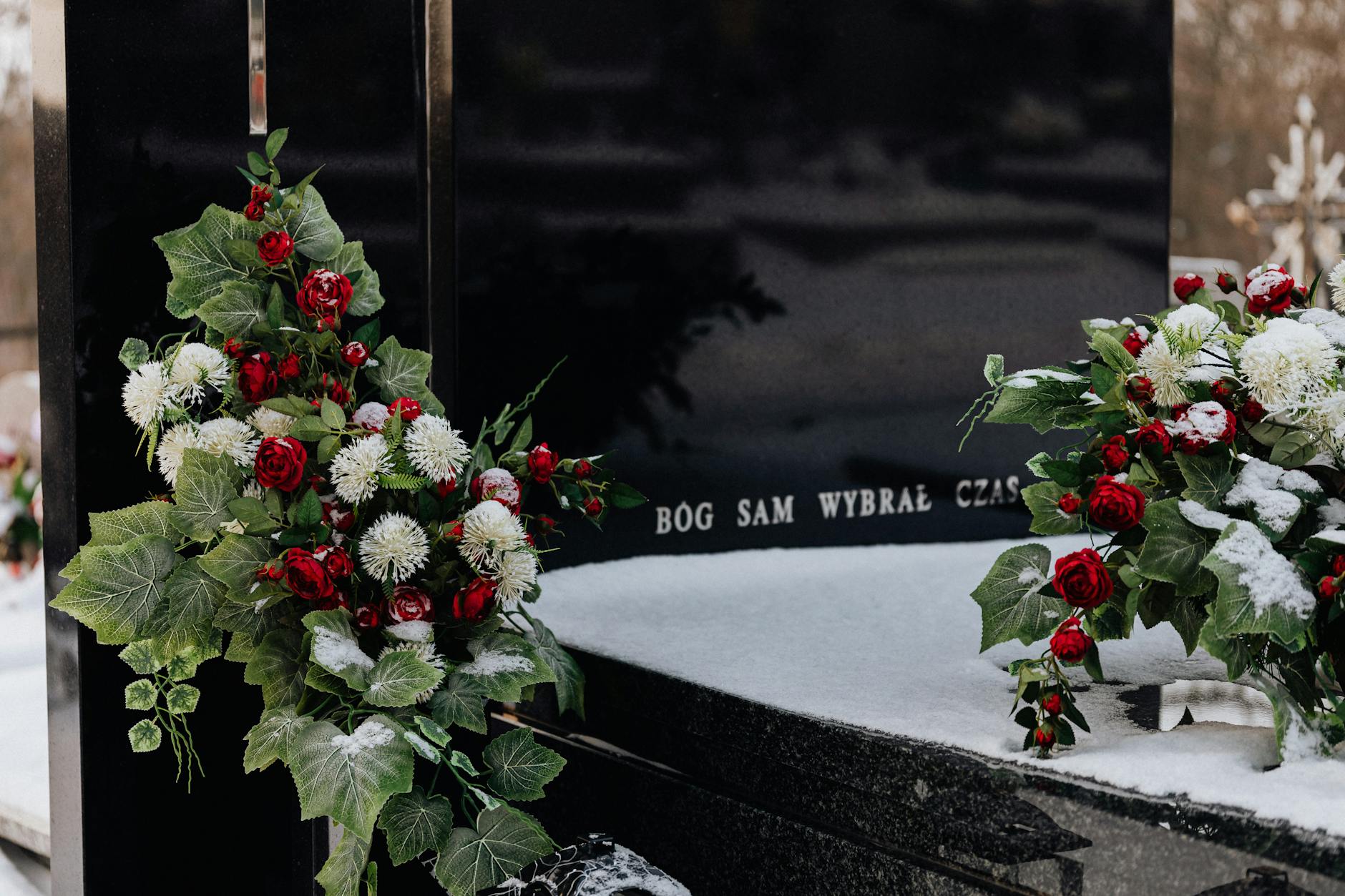Produse funerare — coroană, sicriu, aranjament floral premium
