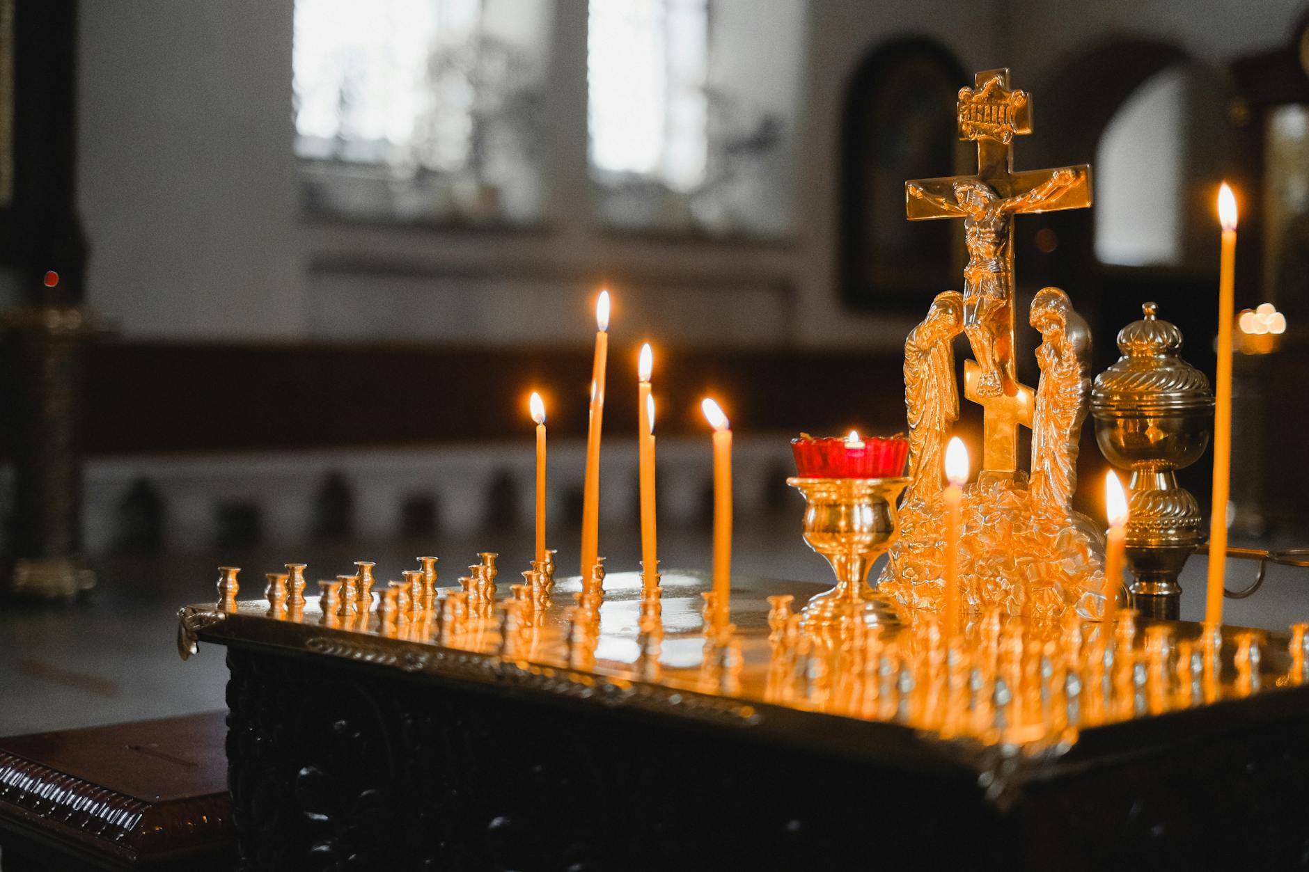 Slujbe de pomenire — lumânări și ceremonie religioasă ortodoxă